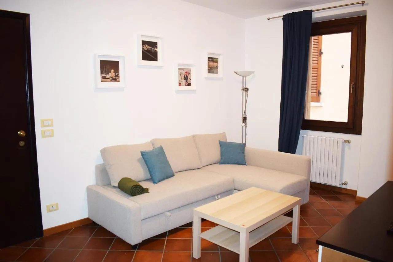 Piazza Feltrinelli Apartment - Free Parking Desenzano del Garda
