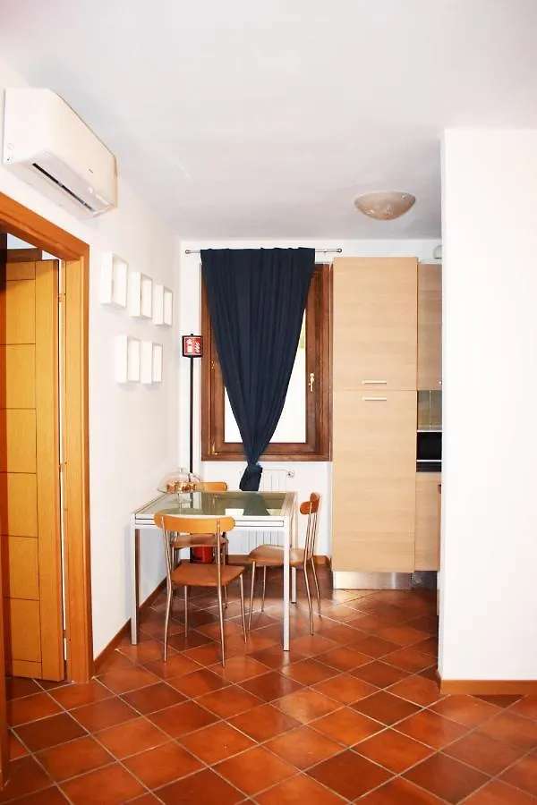 Piazza Feltrinelli Apartment - Free Parking Desenzano del Garda
